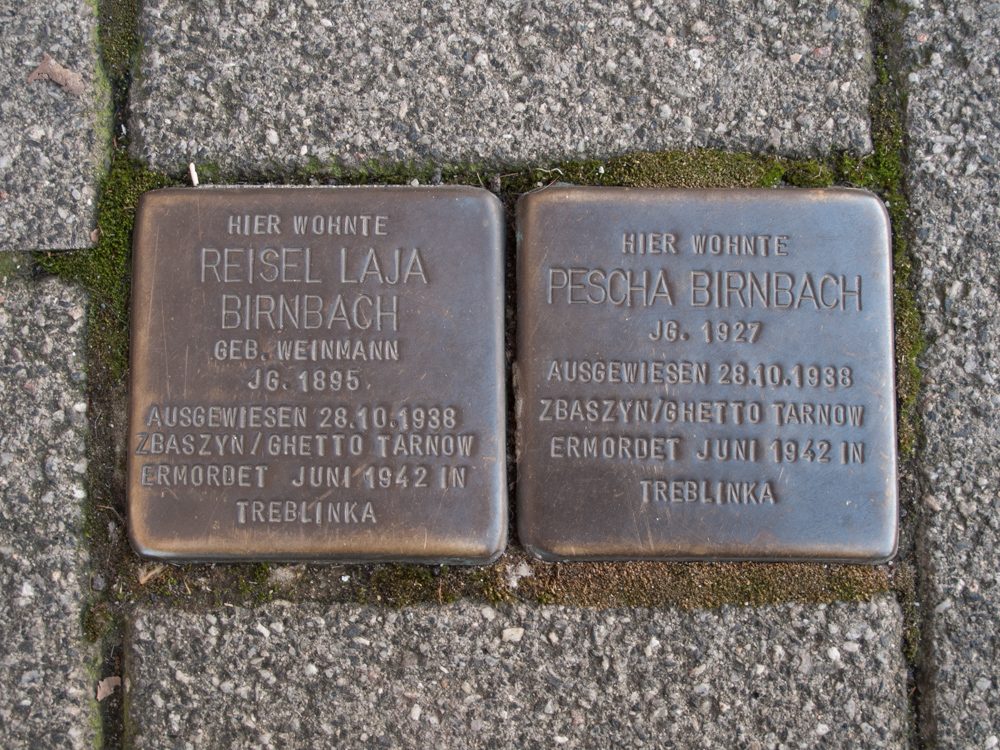 Rathausufer 18 Düsseldorf-Altstadt; Reisel & Pescha Birnbach - from the inscription Reisel & Pescha were evicted rather than being deported - though their eventual fate was 'murdered'